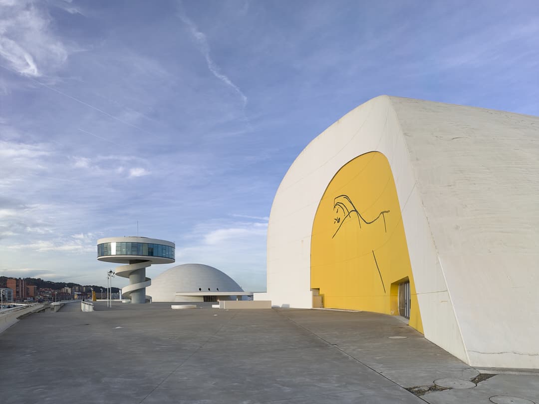 Cartel: Visitas guiadas: Descubre el Centro Niemeyer